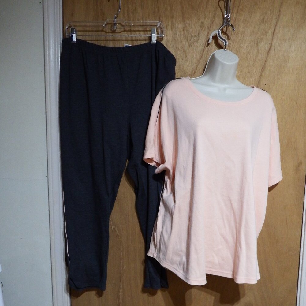 Women's 2 piece leisure outfit. Size 2XL-petite